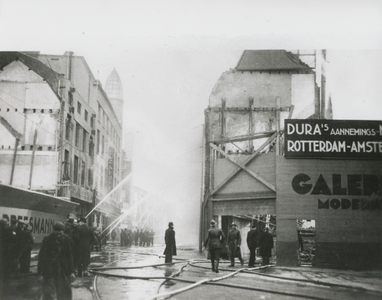 863558 Afbeelding van het blussen van de grote brand in het warenhuis Galeries Modernes (Lange Viestraat 2-10) te Utrecht.